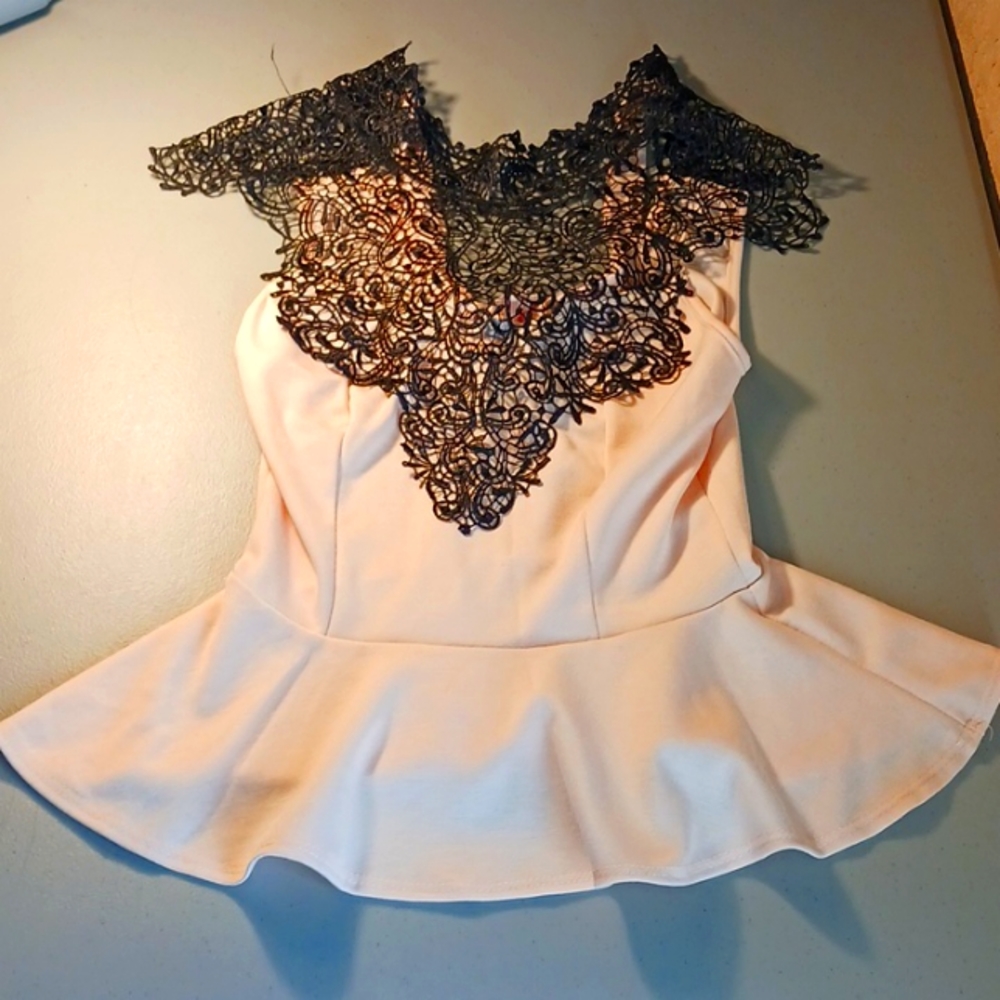 Charlotte Russe Pink Decorative Woman's Top Size XS #eshopchicago - Picture 1 of 6
